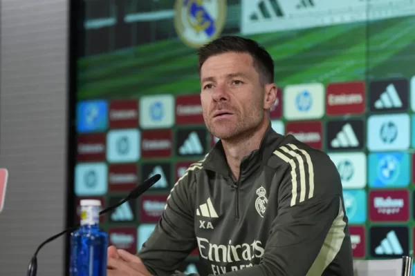 Xabi Alonso ao lado de Ronald Araújo, do Barcelona: "Não são máquinas"