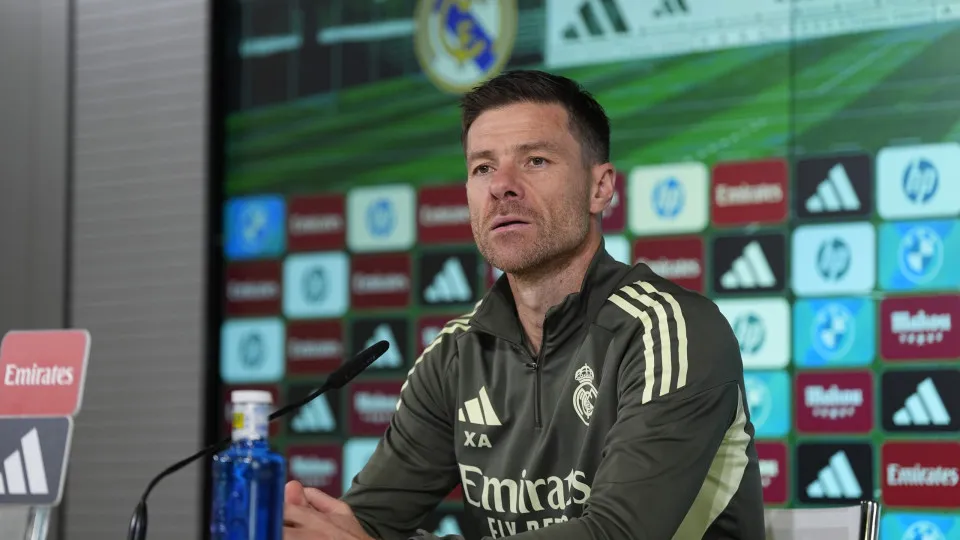 Xabi Alonso ao lado de Ronald Araújo, do Barcelona: "Não são máquinas"