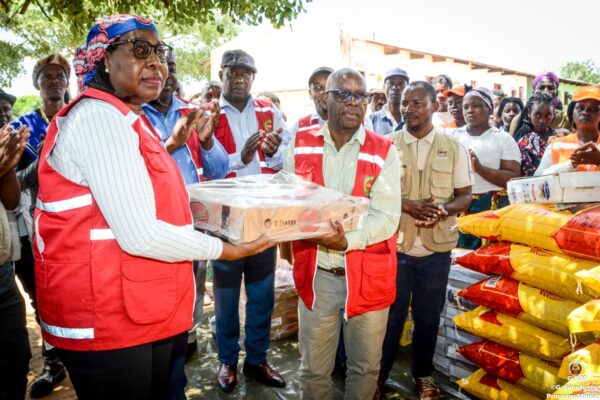 ÀS VÍTIMAS DAS CHEIAS EM BOANE: Primeira-ministra oferece produtos alimentares