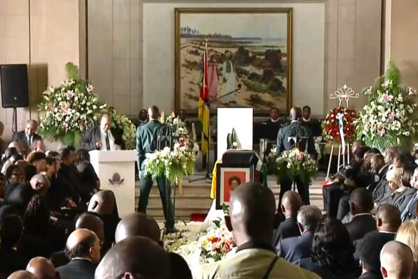 Arranca funeral oficial de Luísa Diogo