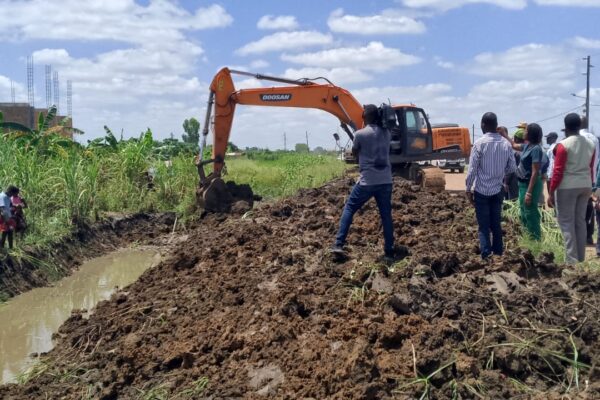 Boane abre valas de drenagem