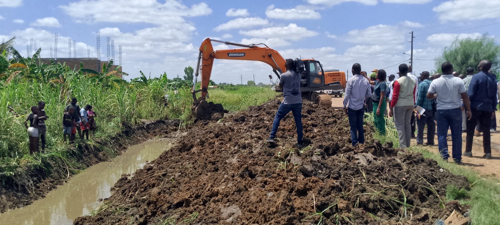Boane abre valas de drenagem