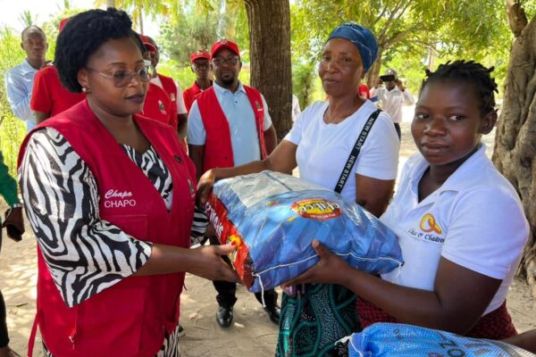 CHEIAS EM I’BANE: FRELIMO doa géneros alimentícios aos afectados
