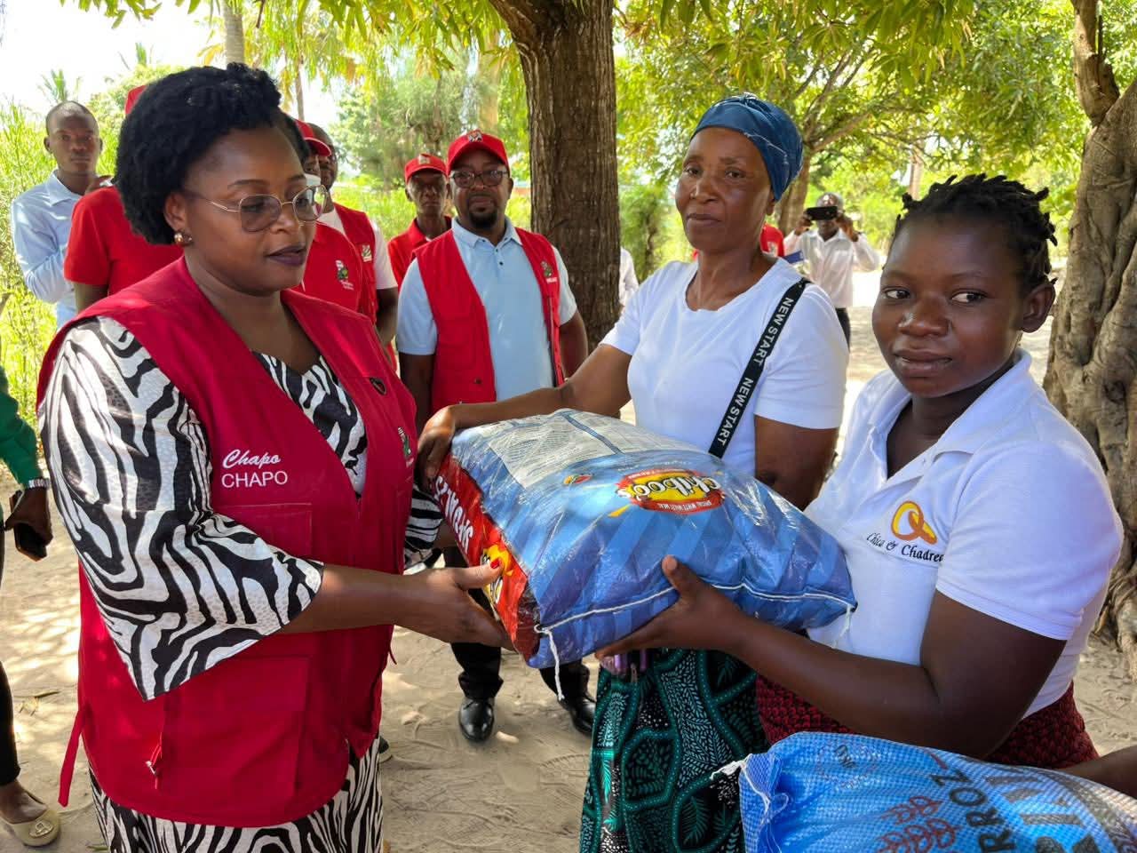 CHEIAS EM I’BANE: FRELIMO doa géneros alimentícios aos afectados