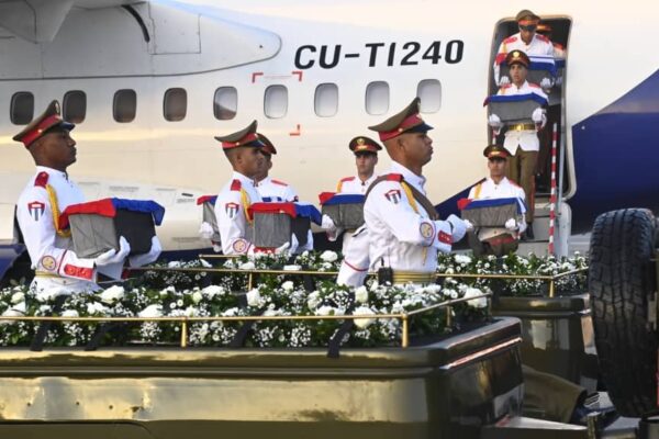 Corpos dos 32 combatentes cubanos caídos na Venezuela chegam à Havana 