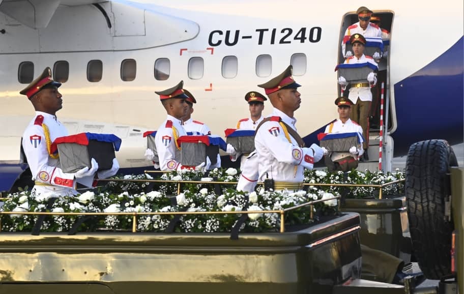 Corpos dos 32 combatentes cubanos caídos na Venezuela chegam à Havana 