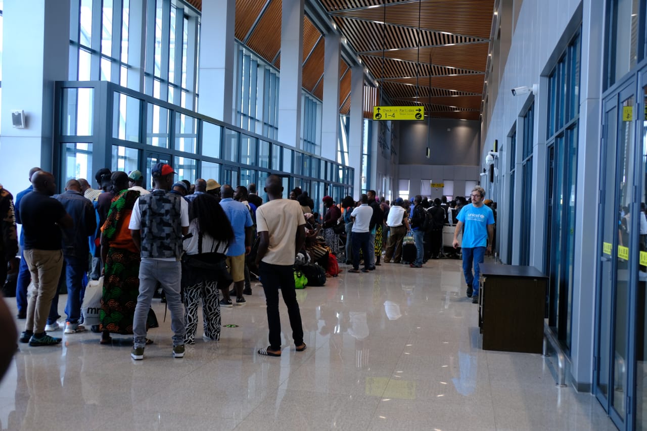 EM CHONGOENE: Filas longas para bilhetes de avião
