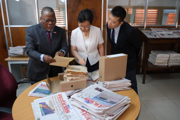 Embaixadora da China visita Sociedade do Notícias