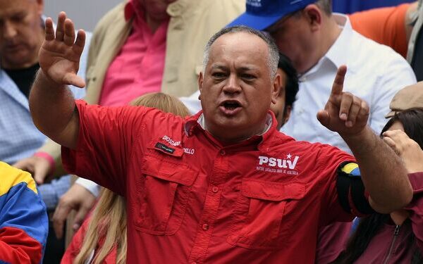 Governo venezuelano diz que ataque dos EUA causou pelo menos 100 mortos