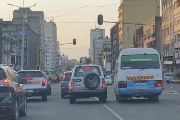 Inibido de conduzir por um ano por realizar manobras perigosas num transporte de passageiros, na cidade de Maputo