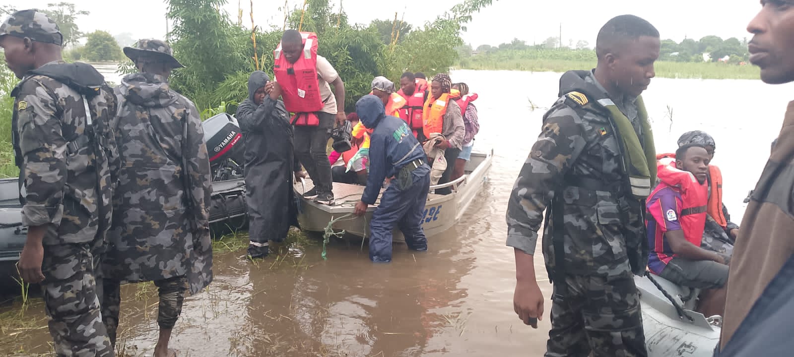 MUNICÍPIO DE BOANE: Cinco embarcações garantem travessia em Mazambanine