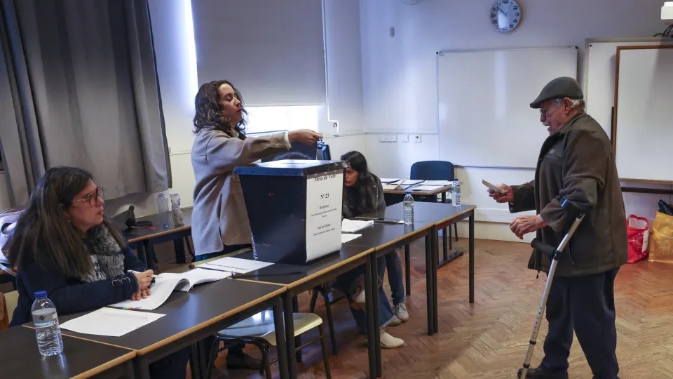 Presidenciais em Portugal: Seguro e Ventura passam à segunda volta