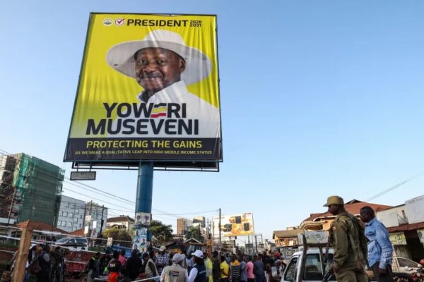 Presidente do Uganda reeleito em eleições contestadas pela oposição