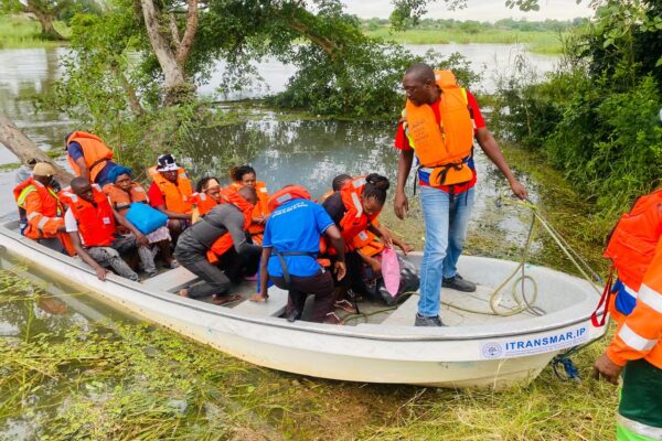 SUBIDA DA ÁGUA NO UMBELUZI: ITRANSMAR presta assistência aos munícipes de Boane