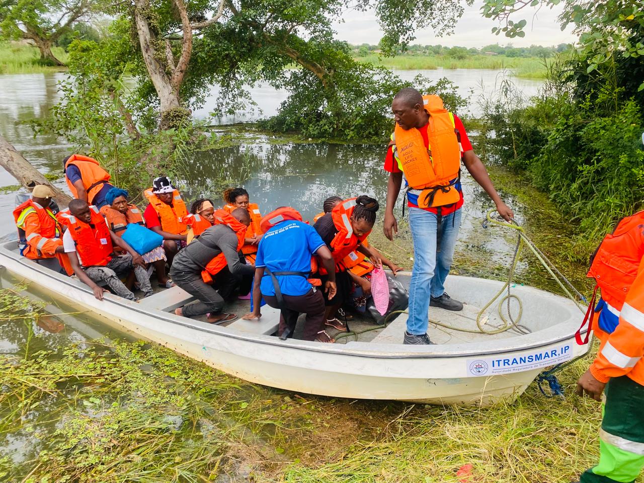 SUBIDA DA ÁGUA NO UMBELUZI: ITRANSMAR presta assistência aos munícipes de Boane