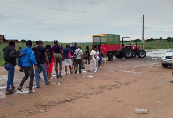 TRAVESSIA MALHAMPSENE-MULOTANA: Município da Matola garante tractor para transporte de pessoas