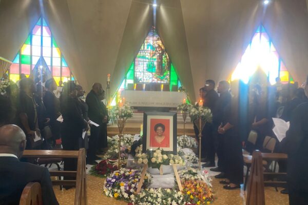 Velório de Luísa Diogo decorre na igreja Santo António da Polana