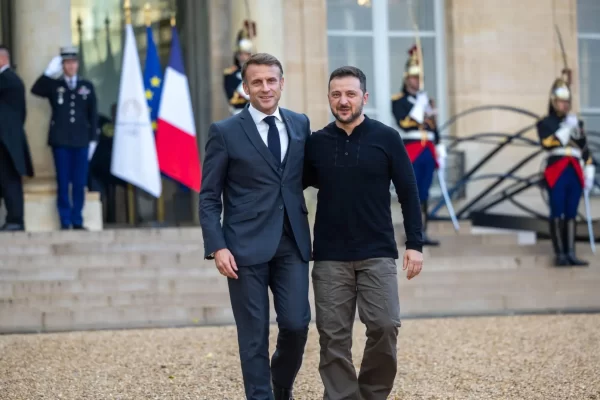 Zelensky em Paris para discutir cessar-fogo