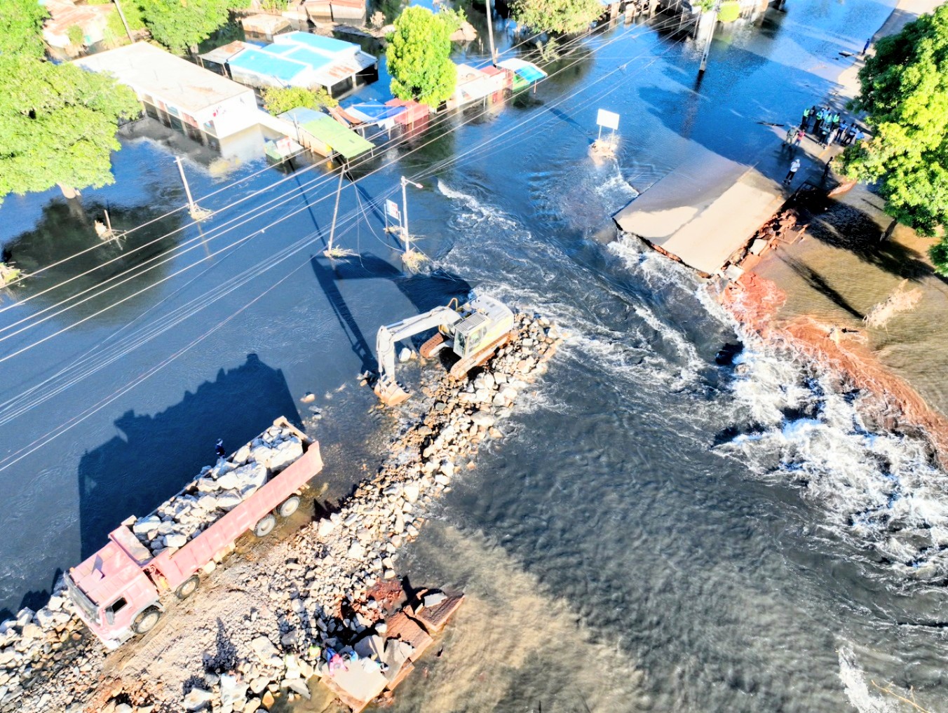 Corrente de água dificulta obras de Nguluzane