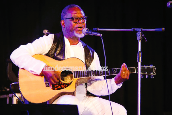 José Mucavele — um rouxinol selvagem de voz bela e possante