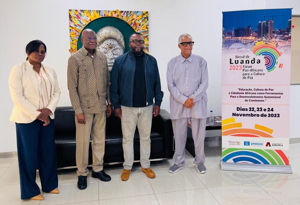 Moreira Chonguiça visita Bienal de Luanda e aceita colaborar na promoção da paz