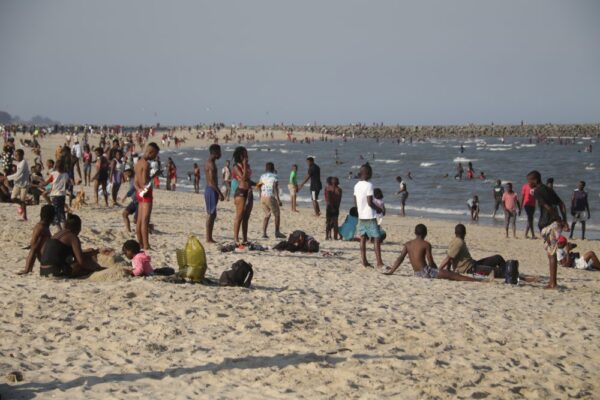 Proibido consumo e venda de álcool na praia da Costa do Sol