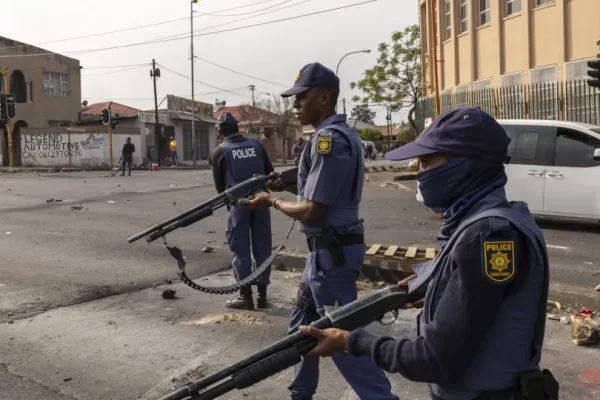 Troca de Tiros Fatal em Edenvale: Polícia Sul-Africana mata dois suspeitos de assalto a carro