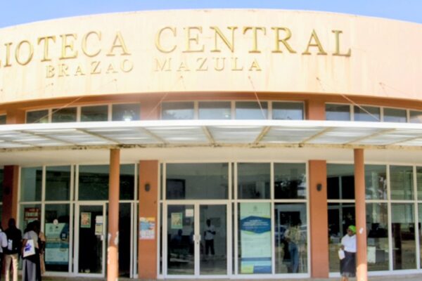Vandalizada Biblioteca Central Brazão Mazula na UEM