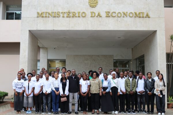 46 jovens beneficiam de bolsas de estudo