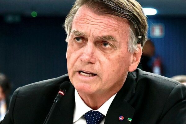 Bolsonaro aguarda por prisão domiciliária
