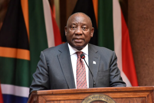 Cyril Ramaphosa congratula equipa médica por separação de gémeos siameses