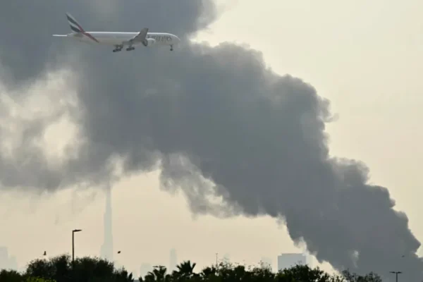 Emirados Árabes Unidos retomam tráfego aéreo após ataques iranianos