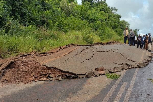 Estranha erupção ameaça estrada N260