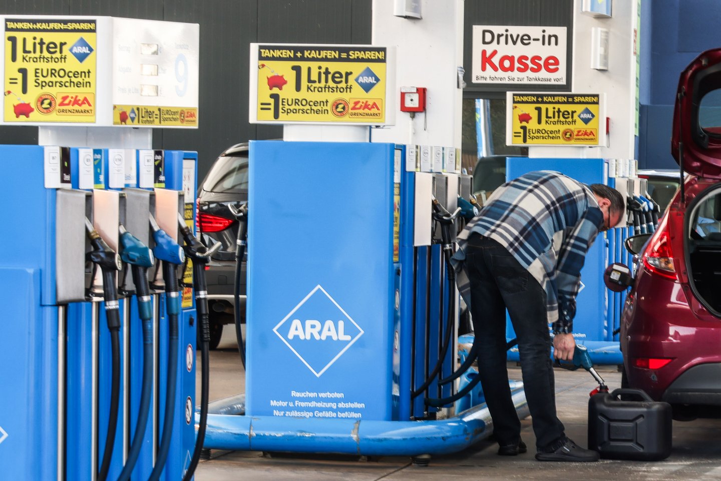 Irão abastece 20 litros de gasolina por pessoa