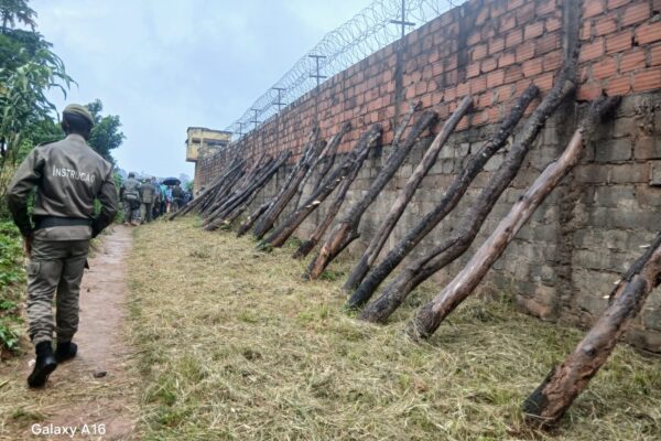 Muro da “Cadeia Cabeça de Velho” na iminência de desabar