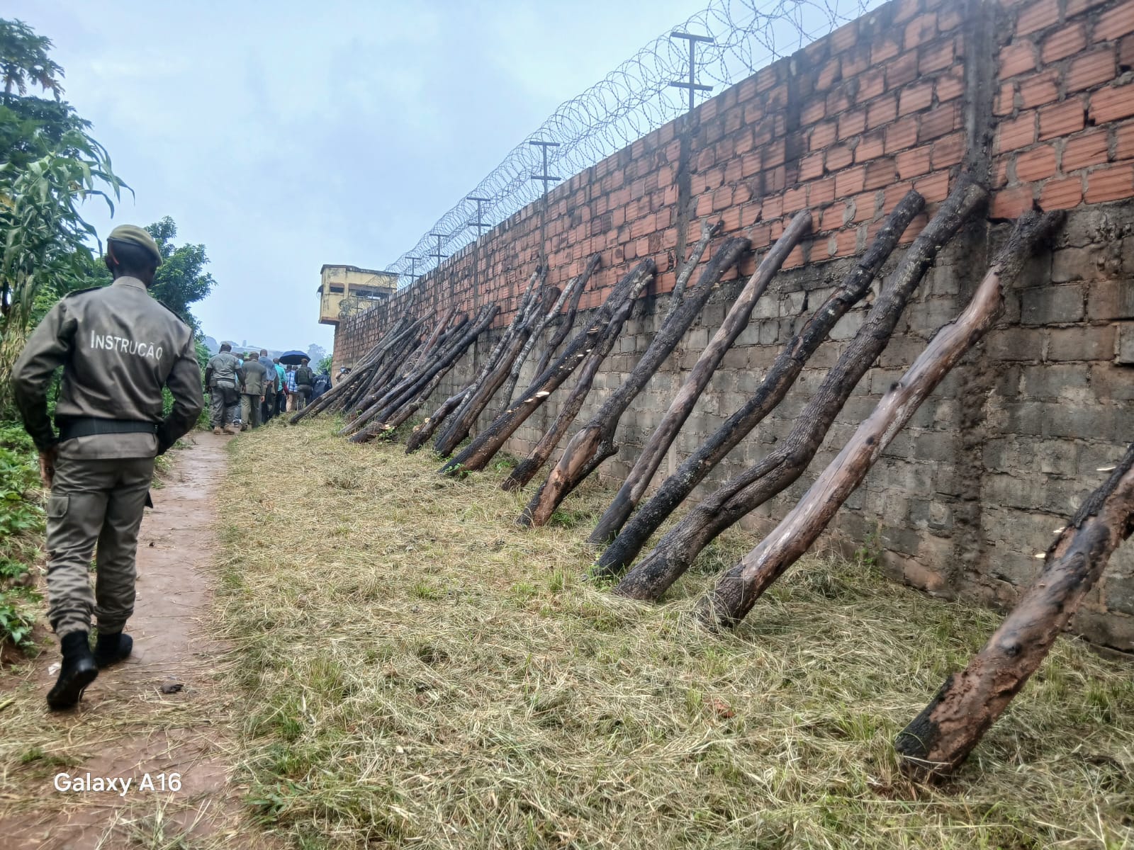 Muro da “Cadeia Cabeça de Velho” na iminência de desabar