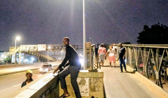 NO MUNICÍPIO DA MATOLA: Onda de assaltos aterroriza utentes de pontes pedonais