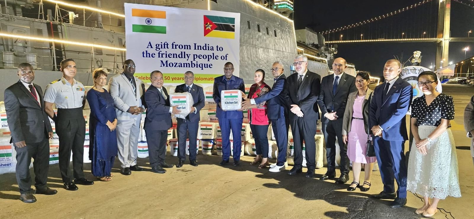 Navio indiano leva ajuda medica a vítimas das cheias
