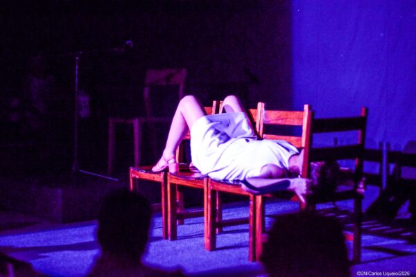 “PRIMA FACIE”: Onde a lei falha e o teatro grita
