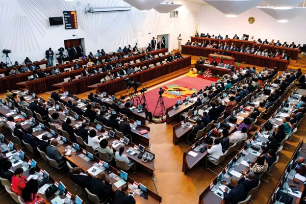 Parlamento aprova pacote legislativo da Comunicação Social