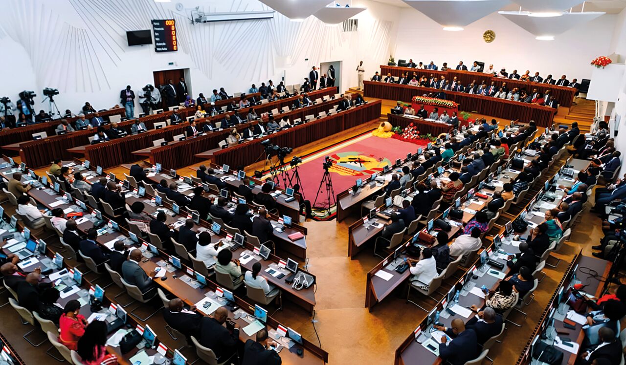 Parlamento aprova pacote legislativo da Comunicação Social