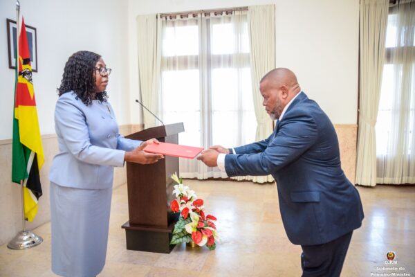 Primeira-Ministra empossa Mário Albino como novo PCA da Rádio Moçambique