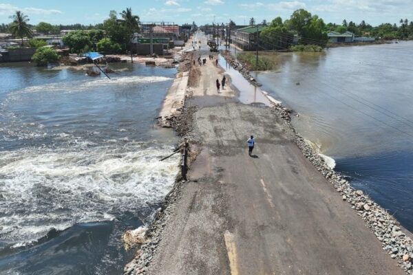 Tráfego rodoviário retomado na ponte do rio Nguluzane na EN1