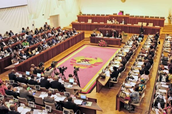 Adiado debate da proposta de revisão da Lei dos órgãos provinciais