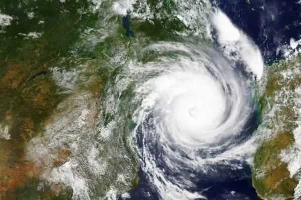 Aviso: Baixa pressão no Sudoeste do Índico atinge estágio de Depressão Tropical.