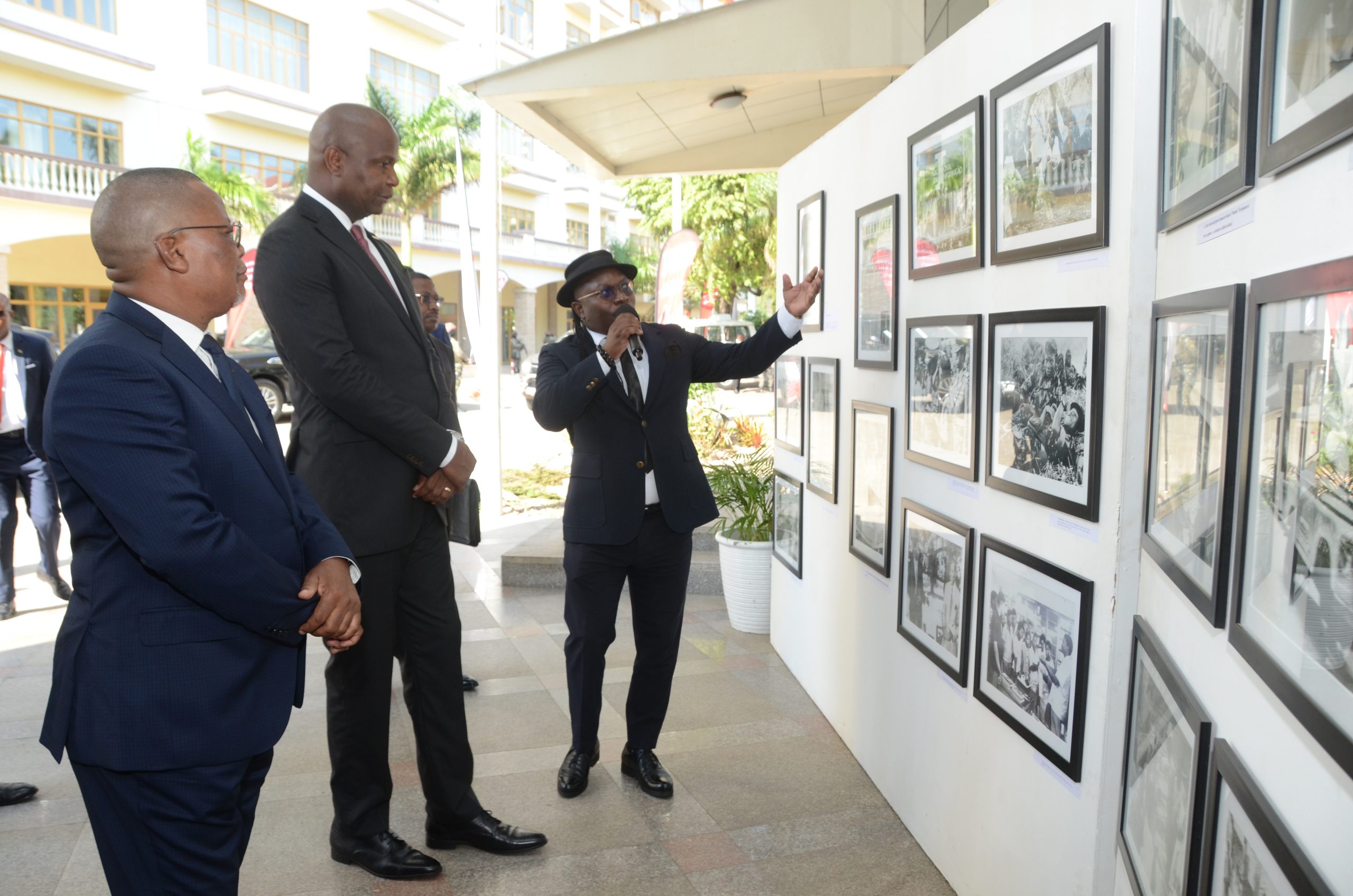 Daniel Chapo visita exposição dos 100 anos do “Notícias”