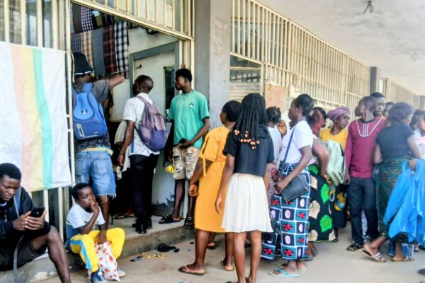 EM CHIMOIO: Mulheres abarrotam lojas em busca de capulanas