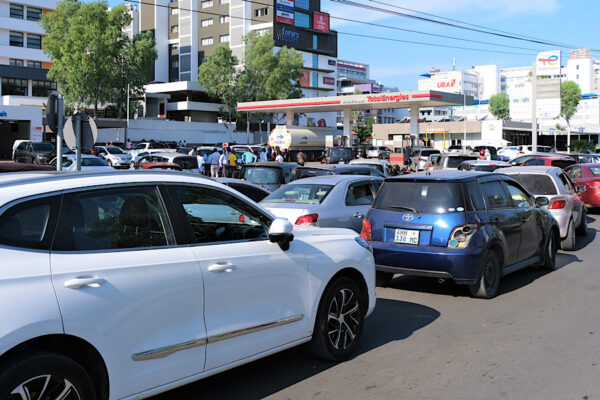 Filas longas marcam procura por combustível em Maputo