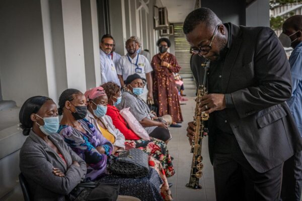 Fundação Moreira Chonguiça celebra Dia Internacional do Jazz com pacientes do HCM