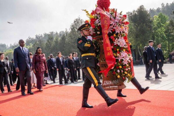 NA VISITA AO MEMORIAL DE MAO TSE TUNG: Chefe do Estado destaca irmandade entre os povos